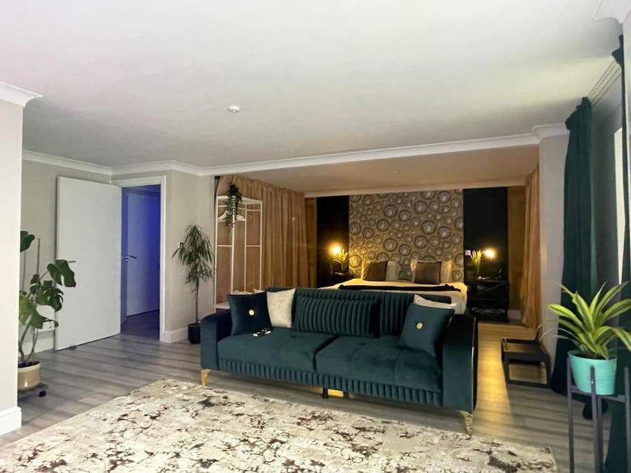 The Exclusive Jacuzzi Apartment 伯明翰 外观 照片